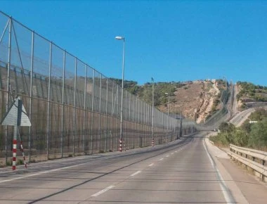 Οι Ισπανοί έπαθαν «σοκ» με την εισβολή 200 μεταναστών στα σύνορά τους!
